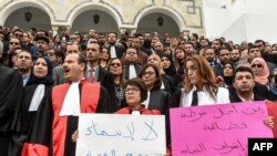 La justice tunisienne réhabilite des magistrats limogés par le président Saied