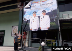 Pegawai Pemerintah Kota Yogyakarta mencopot baliho ucapan terimakasih kepada wali kota dan wakil wali kota yang selesai bertugas, sehari setelah Haryadi ditangkap KPK. (Foto Nurhadi)