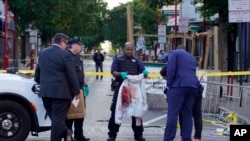  5일 미국 펜실베이니아주 필라델피아 시내 '사우스스트리트' 총격 현장에서 수사관들이 감식 활동을 하고 있다. 