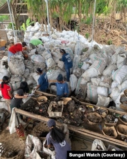 Markas Sungai Watch-- Mendaur ulang sampah plastik untuk atasi masalah lingkungan (Dokumentasi Sungai Watch)