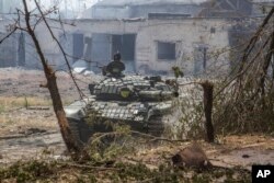 Sebuah tank Ukraina berada dalam posisi saat pertempuran sengit di garis depan di Severodonetsk, wilayah Luhansk, Ukraina, Rabu, 8 Juni 2022. (Foto: AP)