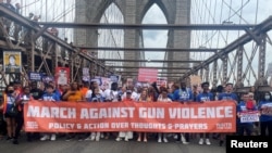New York Brooklyn Köprüsü'nde silahlı şiddete karşı protesto gösterisi (ARŞİV)
