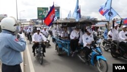 អ្នកគាំទ្រ​គណបក្ស​ភ្លើង​ទៀន​ដង្ហែ​ក្បួន​នៅ​រាជធានី​ភ្នំពេញ នា​ថ្ងៃ​បញ្ចប់​នៃ​យុទ្ធនាការ​ឃោសនា​រក​សំឡេង​ឆ្នោត ថ្ងៃទី​៣ ខែមិថុនា ឆ្នាំ​២០២២។ (ស៊ុន ណារិន/វីអូអេ)