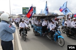 Candlelight Party supporters marched on June 3, 2022, the final campaign day ahead of Sunday's commune election, in Phnom Penh. (Sun Narin/VOA Khmer)