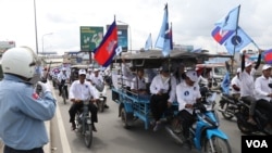 អ្នកគាំទ្រ​គណបក្ស​ភ្លើង​ទៀន​ដង្ហែ​ក្បួន​នៅ​រាជធានី​ភ្នំពេញ នា​ថ្ងៃ​បញ្ចប់​នៃ​យុទ្ធនាការ​ឃោសនា​រក​សំឡេង​ឆ្នោត ថ្ងៃទី​៣ ខែមិថុនា ឆ្នាំ​២០២២។ (ស៊ុន ណារិន/វីអូអេ)