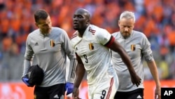 Dan wasan Belgium/Chelsea Romelu Lukaku yana dingisawa a lokacin da ya ji rauni (AP)