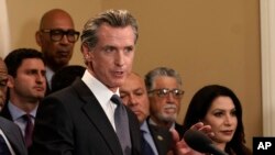 ARCHIVO - El gobernador de California, Gavin Newsom, analiza el reciente tiroteo masivo en Texas durante una conferencia de prensa en Sacramento, California, el miércoles 25 de mayo de 2022.