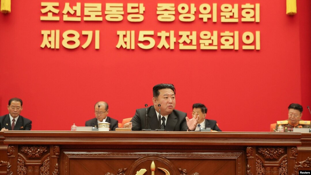 Kim Jong Un, líder da Coreia do Norte, preside a plenária do Comité Central do Partido dos Trabalhadores em Pyongyang, nesta foto não datada, distribuída pela Agência de Notícias da Coreia do Norte em 11 de Junho, 2022. 