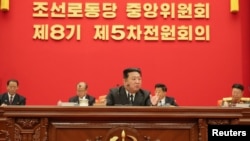 朝鲜中央通讯社2022年6月11日发布的这张未注明日期的照片中，朝鲜领导人金正恩在朝鲜平壤举行的朝鲜劳动党第八届中央委员会第五次扩大会议上讲话。