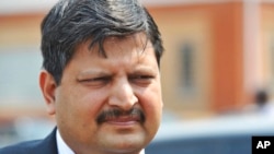 Atul Gupta kutoka familia ya Gupta, akionekana nje ya mahakama mjini Johannesburg, June 11, 2021. Picha ya AP