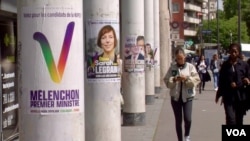 Affiches de campagne de la candidate d'extrême gauche Sarah Legrain et de Jean-Luc Mélenchon, leader du parti La France insoumise, qui souhaite devenir le prochain Premier ministre français.