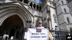 اعتراض پناهجویان به تصمیم دادگاه بریتانیا