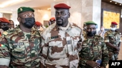 La Guinée est dirigée depuis le putsch par le colonel Mamady Doumbouya (au centre), chef des forces spéciales qui avaient pris d'assaut le palais présidentiel.