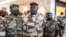 La Guinée est dirigée depuis le putsch par le colonel Mamady Doumbouya (au centre), chef des forces spéciales qui avaient pris d'assaut le palais présidentiel.