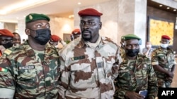 Le colonel Mamady Doumbouya (au centre) après une réunion avec des représentants de haut niveau de la Communauté économique des États d'Afrique de l'Ouest (CEDEAO) à Conakry, le 17 septembre 2021. 