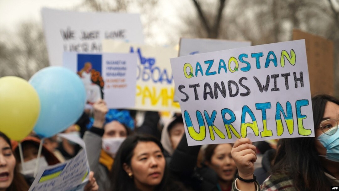 Ukraina urushiga qarshi qozog'istonliklar namoyishi