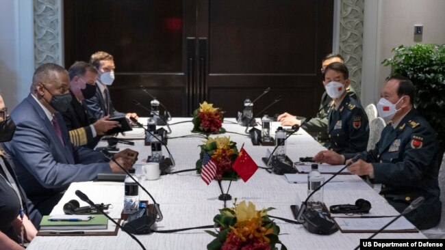로이드 오스틴 미국 국방장관과 웨이핑어 중국 국방부장이 지난 6월 아시아 지역 최대 안보회의인 ‘샹그릴라 대화’가 열린 싱가포르에서 회담했다.