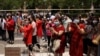 Orang tua menunggu putra-putrinya saat ujian masuk perguruan tinggi nasional tahunan, atau "gaokao", di tengah wabah COVID-19, di sebuah sekolah menengah di Beijing, China, 7 Juni 2022. (Foto: REUTERS/Tingshu Wang)