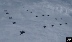 Jet tempur Angkatan Udara AS dan Korea Selatan terbang dalam formasi selama latihan bersama pada Selasa, 7 Juni 2022. (Foto: via AP)