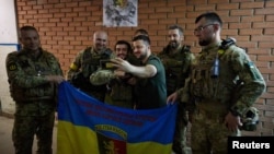 볼로디미르 젤렌스키(오른쪽 세번째) 우크라이나 대통령이 5일 도네츠크 주 최전방 전투 지역을 방문해 장병들과 기념촬영하고 있다.