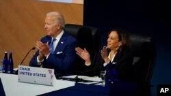 El presidente Joe Biden y la vicepresidenta Kamala Harris aplauden a un orador durante la sesión plenaria de apertura de la Cumbre de las Américas, el 9 de junio de 2022, en Los Ángeles.