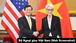 Thứ trưởng Ngoại giao Việt Nam, ông Hà Kim Ngọc (trái), tiếp Thứ trưởng Ngoại giao Hoa Kỳ, bà Wendy Sherman, tại Hà Nội vào ngày 13/6/2022.