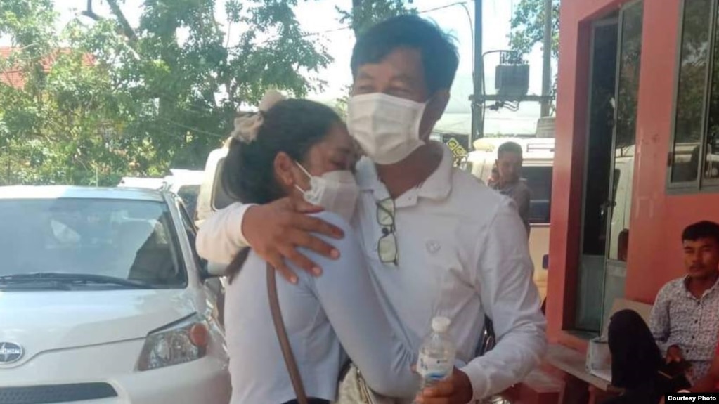 លោក ឡី សុខុន ជួប​ភរិយា​នៅ​តុលាការ​ខេត្ត​បាត់ដំបង ពេល​លោក​ត្រូវបាន​បញ្ជូន​ទៅ​សាកសួរ​នៅ​ក្រុង​បាត់ដំបង នៅ​ថ្ងៃទី៩ ខែមិថុនា ឆ្នាំ២០២២។ (រូបថតផ្តល់ឲ្យ​ដោយ ឌឹម សារឿន)