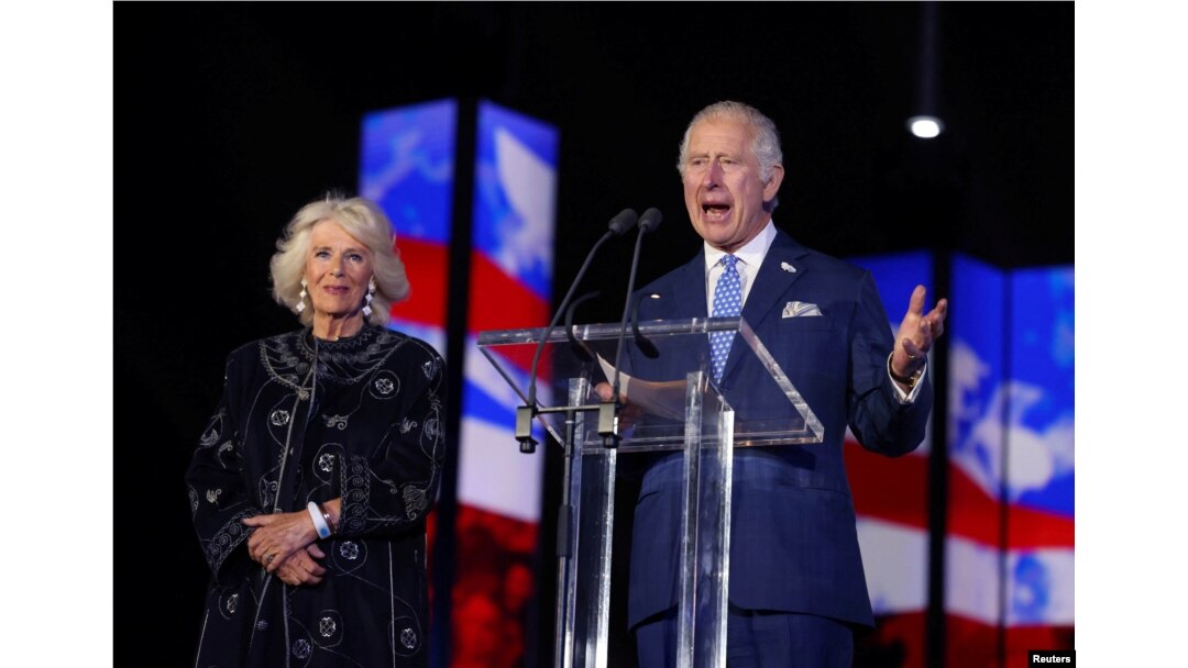 Pangeran Charles Inggris berbicara kepada orang banyak selama konser Platinum Jubilee Ratu Elizabeth di depan Istana Buckingham, London, 4 Juni 2022 (Foto: via Reuters)