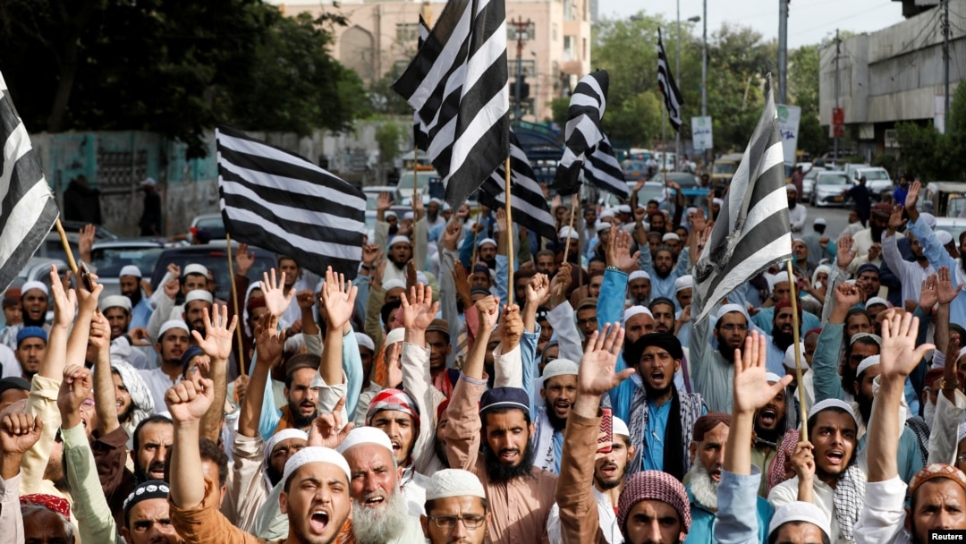 Aksi protes pendukung partai agama dan politik Jamiat Ulama-e-Islam-Fazal (JUI-F) menentang komentar menghujat Nabi Muhammad anggota Partai Bharatiya Janata India (BJP), di Karachi, Pakistan Juni 6, 2022. (REUTERS/Akhtar Soomro)