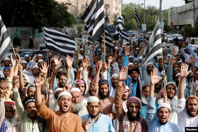 Warga Muslim Pakistan melakukan aksi yang sama mengutuk penghinaan terhadap Nabi Muhammad oleh pejabat Partai BJP India dalam aksi di Karachi, Pakistan Senin (6/6).