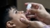 Seorang anak yang tinggal di wilayah miskin di Karachi, Pakistan, mendapatkan vaksin polio dalam program vaksinasi polio dari rumah ke rumah yang dilakukan di negara tersebut pada 23 Mei 2022. (Foto: AFP/Asif Hassan)