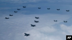 韩国空军发布的照片显示美韩空军举行联合军演。（2022年6月7日）