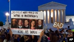 民众在联邦最高法院外面抗议高院考虑推翻罗诉韦德案件的历史性裁决（2022年5月3日）