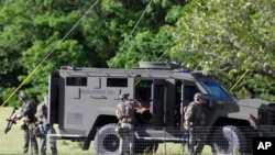 Sejumlah petugas polisi mendatangi lokasi penembakan di Smithsburg, Maryland, pada 9 Juni 2022. Tiga orang dilaporkan tewas dalam insiden penembakan tersebut. (Foto: AP/Steve Ruark)