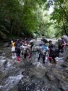 ARCHIVO - Migrantes atraviesan la peligrosa selva del Darién, Colombia. 