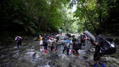 ARCHIVO - Migrantes atraviesan la peligrosa selva del Darién, Colombia. 