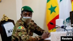Le colonel Assimi Goita, chef de la junte militaire malienne, assiste à une réunion de la CEDEAO à Accra, au Ghana, le 15 septembre 2020.