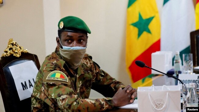 Le colonel Assimi Goita, chef de la junte militaire malienne, assiste à une réunion de la CEDEAO à Accra, au Ghana, le 15 septembre 2020.