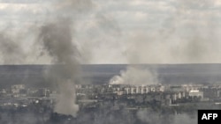 Дым от обстрела в городе Северодонецк во время боя 7 июня 2022 года