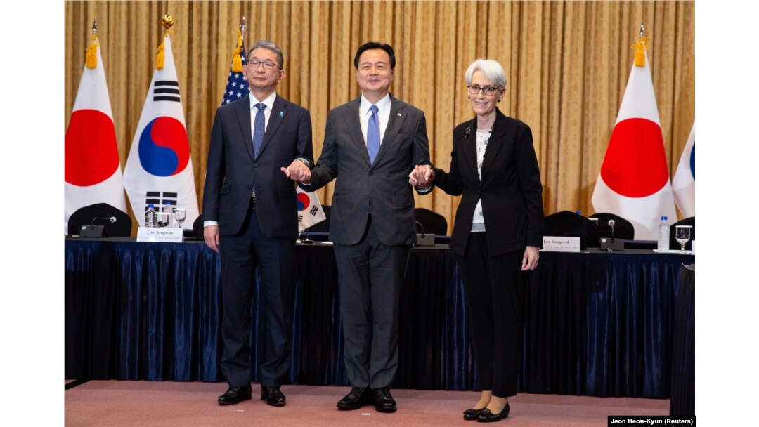 Wakil Menteri Luar Negeri Jepang Takeo Mori, Wakil Menteri Luar Negeri Pertama Korea Selatan Cho Hyun-dong dan Wakil Menteri Luar Negeri AS Wendy Sherman di Seoul, Korea Selatan, 8 Juni 2022. (Foto: via Reuters)