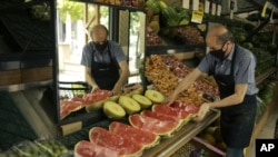 Un trabajador dispone fruta para la venta en un mercado en Ankara, Turquía, 3 de junio de 2022. (AP Foto/Burhan Ozbilici)