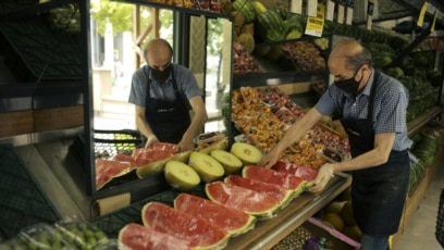 Un trabajador dispone fruta para la venta en un mercado en Ankara, Turquía, 3 de junio de 2022. (AP Foto/Burhan Ozbilici)