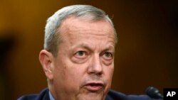 Jenderal Purnawirawan John Allen memberikan kesaksian dalam sebuah sidang di Capitol Hill, Washington, pada 25 Februari 2015. Allen kini sedang berada di bawah penyelidikan FBI atas perannya dalam kasus lobi yang melibatkan Qatar. (Foto: AP/Susan Walsh)