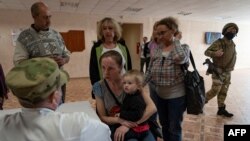 Жительница украинского Мариуполя и ее ребенок были эвакуированы в детский лагерь в районе Бердянска, Запорожская область, Украина, 30 апреля 2022 года