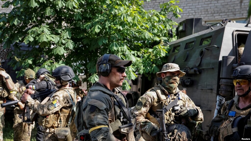 资料照片：在北顿涅茨克与乌军并肩作战的外国志愿兵。(2022年6月2日)(photo:VOA)