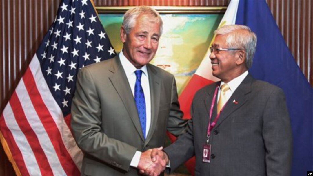 Bộ trưởng Quốc phỏng Mỹ Chuck Hagel, trái, gặp bộ trưởng Quốc phòng Philippines Voltaire Gazmin, bên lề Đối thoại Shangri-la của Viện Nghiên cứu Chiến lược Quốc tế ở Singapore, 1/6/2013. (AP Photo/Wong Maye-E)