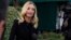 အိမ်ဖြူတော် ပြန်ကြားရေးအရာရှိ Kayleigh McEnany က အောက်တိုဘာ ၄ ရက်နေ့က အိမ်ဖြူတော်ရှေ့ သတင်းစာရှင်းလင်းပွဲလုပ်စဉ် 