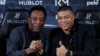 Le Brésilien Pelé, légende du football mondial, à gauche, avec le Français Kylian Mbappé, à Paris, le 2 avril 2019. (AP Photo)