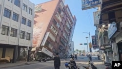 En esta imagen tomada de un video difundido por TVBS, se ve un edificio parcialmente derrumbado en Hualien, al este de Taiwán, el miércoles 3 de abril de 2024. (TVBS via AP)