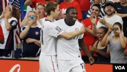 Clarence Goodson (izq.) celebra el único gol del partido anotado por Jozy Atidore, con lo que aseguraron su pase a cuartos de final.